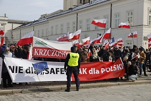 Поляки вышли к президентскому дворцу на митинг против программы ЕС по закупке вооружений