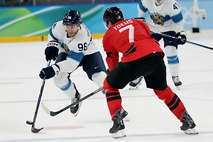 Выяснилось, почему полуфинал матча ОИ-2026 Канада — Финляндия судили канадцы