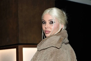 Оксана Самойлова похвасталась стройной фигурой и бронзовым загаром в мини-бикини