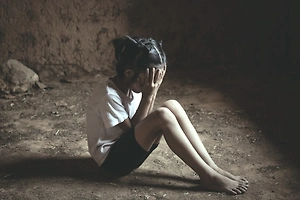 Четверых учителей и уборщика школы обвинили в изнасиловании 12-летней девочки