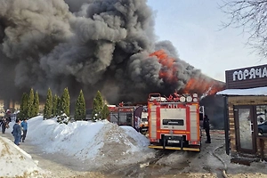 Крупный пожар охватил чайхану и автомойку в Балашихе