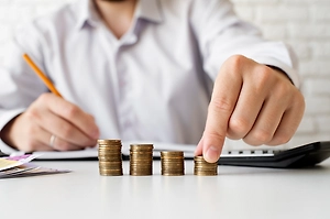 В России за год средняя зарплата поднялась больше чем на 10 тысяч рублей