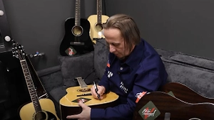 Поддержать боевой дух: Защитникам из зоны СВО передадут гитары с автографами российских звёзд