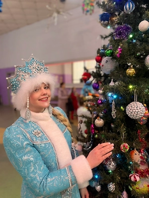 Лучшая обувь для такой погоды – валенки! Волшебный войлок, в котором много-много воздуха, как в снежном сугробе, не даёт морозу пробраться внутрь, а ноге – затечь. А прочная подошва или галоши защитят от слякоти и натоптанных ледяных дорожек.