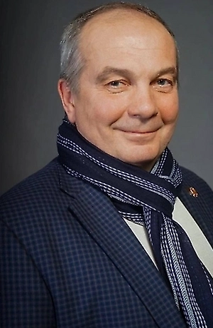 Это педофил жестокой направленности. Судьба этих детей в том пределе, что надо проследить все возможные эпизоды его преступной деятельности, его пристрастия к пагубному. То есть с ним нужно хорошенько поработать. И поработать с ним надо в оперативном плане, чтобы ещё какие-то возможные эпизоды найти, которые есть с другими детьми, трупами. Педофил принудил мальчика к какому-нибудь виду секса. Ребёнок, видимо, сказал ему нет. Испугавшись возмездия, этот ублюдок просто взял и удавил ребёнка, а потом решил избавиться от тела.