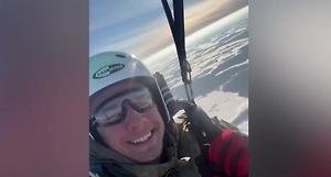 «Как ты, жизнь моя?»: Macan выпрыгнул из самолёта и записал видео своей девушке