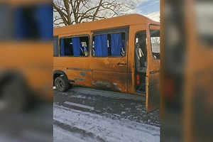 Пассажирский микроавтобус подорвался на мине-лепестке в Херсонской области