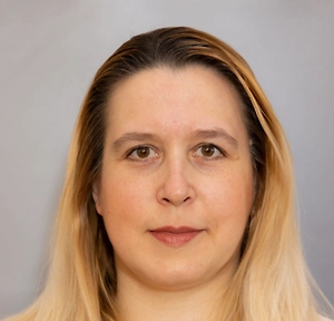 Основными причинами скидок в этом году стали:снижение спроса, особенно на крупные покупки, вследствие высокой стоимости кредитов;проведение крупных онлайн-акций, предлагающих покупателям существенные скидки и позволяющих освободить полки от товаров, спрос на которые был ниже ожидаемого уровня. В частности, «М-Видео», «ДНС», «Ситилинк» устроили распродажу товаров, на которой отдельные образцы можно было купить со скидкой от 5% до 30%.