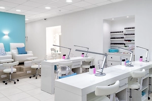 Россиянки на 40% реже стали записываться на ноготочки