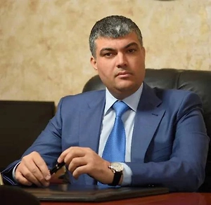 Средства собираются со всех, а решения о направлении денег в поддержку отдельных отраслей или компаний принимаются в логике государственных программ и антикризисных мер. Обратная связь для общества обычно появляется уже после того, как параметры определены, и сводится к сообщениям о принятых решениях и их целях. При таком устройстве налог становится безличным потоком, а у этого потока нет институционального голоса.