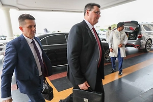 На трёхсторонних переговорах в ОАЭ обсуждают прекращение огня и территории