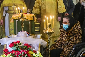 Тяжёлобольную дочь Баталовой сняли на видео во время прощания с матерью