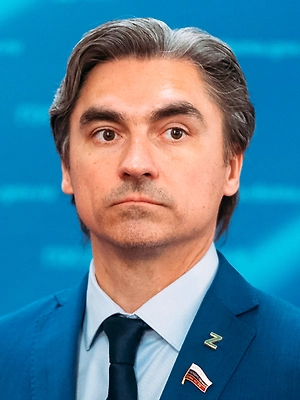 Соответственно, это будет положительно влиять на продажу его товаров или его услуг. Но вводить сразу, начиная со штрафов, наверное, это неправильно, потому что всё равно будет огромное количество анонимных ботов, которые будут делать эти накрутки, а штрафовать будет непонятно кого. Площадка не может защититься самостоятельно, потому что пока в интернете огромное количество анонимности, ни один сервис не может как-то защитить или заблокировать анонимные аккаунты или анонимные комментарии, так как технически пока невозможно определить, что за этим аккаунтом есть сим-карта какая-то, за этим аккаунтом есть какой-то ник. 