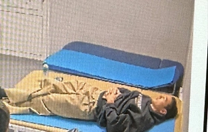 Нурлан Сабуров лежит в аэропорту Внуково без денег в ожидании депортации в Дубай