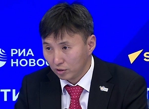 Перед нами стояла задача создать универсальные правила, чтобы в этом соревновании спортсмен, который стреляет из современного лука мог состязаться со спортсменом из национальной республики, который стреляет из традиционного лука. Общие правила призваны объединить различные спортивные традиции, как и русский язык объединил народы