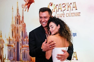 Брутян у всех на глазах прижалась к Прилучному на показе «Сказки о царе Салтане»