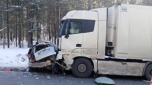 Двое маленьких детей и женщина погибли в страшном лобовом ДТП с фурой под Иркутском