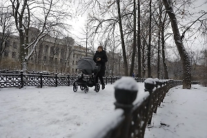 Для получения детского пособия установят минимальный срок проживания в России
