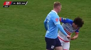 Удар головой, кровь и потасовка: Матч «Крыльев» и КАМАЗа прервали из-за драки