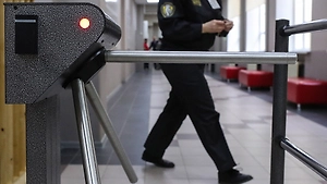 Появилось видео, как поджигательница школы в Красноярске пронесла рюкзак керосина на уроки