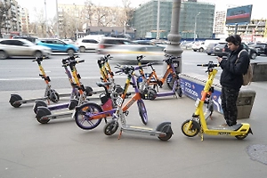 Самокатчиков хотят признать водителями и обязать получать права