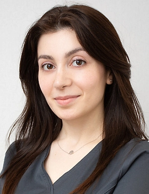 Иногда люди замечают, что при открывании рта, жевании или даже зевке у них раздаётся лёгкий щелчок в области челюсти. Большинство не придаёт этому значения, считая такой звук безвредной особенностью организма. Однако щелчки могут быть тревожным сигналом нарушений в работе височно-нижнечелюстного сустава — важного элемента, отвечающего за подвижность и координацию движений нижней челюсти.