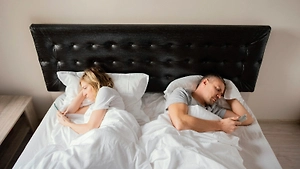 Названы три причины, по которым семейным парам лучше спать раздельно