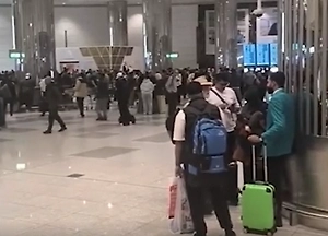 Российские туристы застряли в аэропорту Дубая из-за атаки иранского дрона