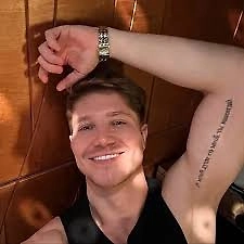 Все привыкли сначала промывать корни волос шампунем, а затем использовать кондиционер. Но есть и другой способ: сначала наносится кондиционер, а затем шампунь. Этот метод называют «обратным мытьём», и он уже хорошо зарекомендовал себя.