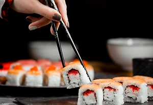 В роллах из «Много лосося» нашли превышение микробов в 34 раза и кишечную палочку 