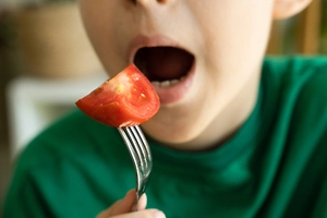 В Подмосковье 4-летний мальчик проткнул себе лицо вилкой, когда бежал к обеду