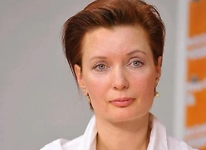 Микрофлоре может не хватить ресурсов, чтобы переработать такой объём пищи. В результате клетчатка не утилизируется, а начинает бродить и гнить, создавая нагрузку на кишечник, которая ощущается как камень в животе.