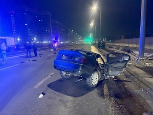 В Оренбурге BMW разорвало на части после удара об столб, погиб 20-летний пассажир