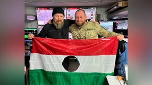 Украинский посол обнял командующего ВСУ на фоне флага Венгрии с дырой