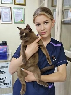 Муся недолго восстанавливала доверие после трагедии. Но есть один нюанс: когда мы дома — она доверяет полностью. Если приходят чужие люди или мои родственники, она их принимает. А вот на улице — побаивается. Гулять она просится, гуляет с удовольствием, но к чужим там относится настороженно.