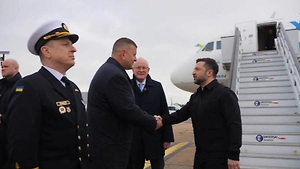 Зеленского в Лондоне традиционно встретили только пилот и посол Залужный