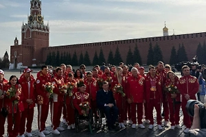 Гордость страны! Российские паралимпийцы встретились с фанатами в самом сердце Москвы