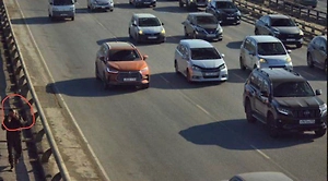 Во Владивостоке автоледи пришёл штраф за болтающего по телефону пешехода