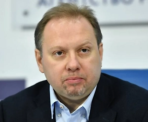 Нет ничего удивительного в том, что на Украине продаются ордена, дорогой антиквариат, большое количество похищенных икон. Украина — это огромный чёрный рынок, рынок беспредела.