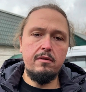 Действительно, нестандартные размеры, как и нестандартные метрические меры исчисления, например, в Соединённых Штатах, в Европе и у нас, — это проблема и ошибка. Людям неудобно исчислять в галлонах, неудобно исчислять в милях, перемножать на метры, на километры. Это всегда сложно. Неудобно сидеть и подгадывать, какой размер штанов нужен в этот раз, так как даже среди российских производителей один и тот же размер отличается по обхватам.