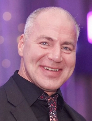 Я думаю, что верхнюю планку есть смысл оставить на усмотрение самих рожающих или планирующих беременность. Это было бы наиболее здраво. По тем или иным причинам люди могут рожать одного ребёнка или ограничиваться двумя детьми, хотя, может быть, у них есть психологическое желание иметь большую семью, но ряд экономических моментов эти идеи могут, что называется, душить на корню. 