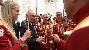 Путин пообщался с награждёнными паралимпийцами за бокалом шампанского
