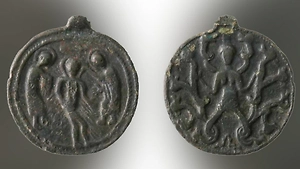 Уникальный артефакт с изображением змееногой женщины восстановили в Москве

