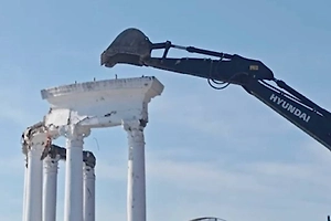 В Алуште сносят главный символ города, который обещали восстановить почти за ₽10 млн