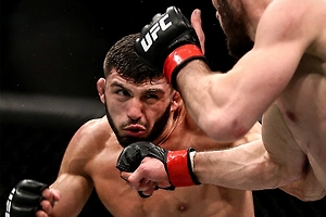 Боец UFC Арман Царукян устроил массовую драку после поединка на RAF 06