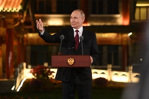 «Пишите прямо сейчас»: Путин помог учёному получить гражданство прямо на форуме в Москве
