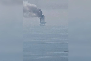 Иранский беспилотник «Шахед-136» атаковал нефтяную вышку ОАЭ в Персидском заливе