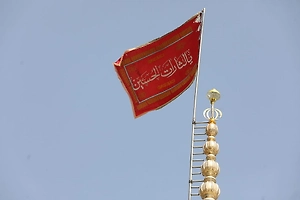 Красный «флаг мести» поднят над мечетью Джамкаран после убийства Хаменеи