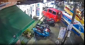 Пикап с лодкой и надувным бананом протаранил массажный салон с россиянами в Таиланде