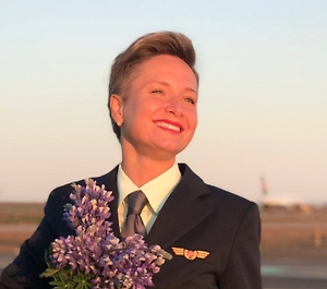 Когда я пересела в командирское кресло, пассажиры стали реагировать ярче: сначала удивление и лёгкое волнение, а после полёта — улыбки, радость и слова благодарности. Мне часто через бортпроводников передают привет, и это всегда очень приятно